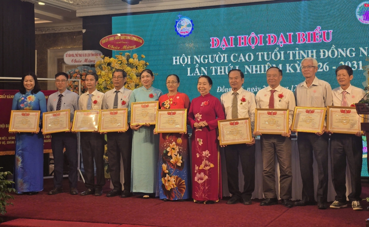 trao bằng khen cho các đồng chí nghỉ công tác người cao tuổi