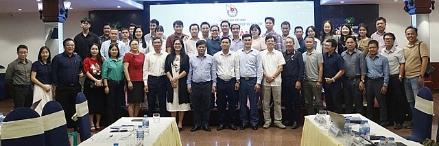 Lãnh đạo Hội Nhà báo Việt Nam chụp ảnh lưu niệm cùng các chuyên gia, nhà báo, phóng viên tham dự tọa đàm.