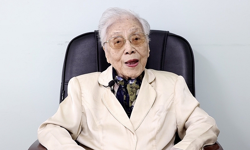 Bà Nguyễn Thị Bình là đại biểu cao tuổi nhất tham dự Đại hội Thi đua yêu nước