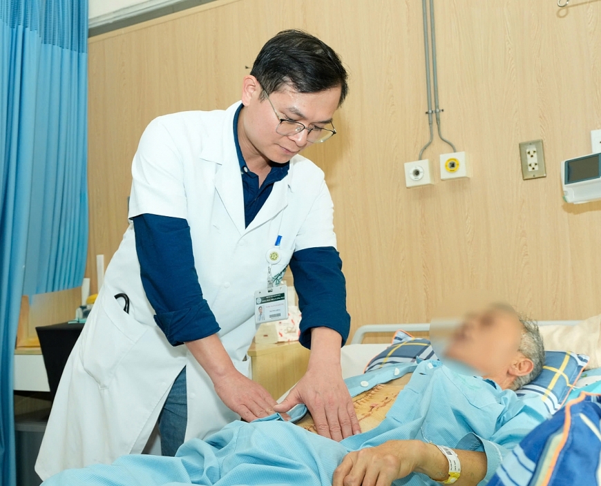 TS.BS Ngô Gia Khánh - Trưởng Khoa Phẫu thuật Lồng ngực và Mạch máu thăm khám cho bệnh nhân