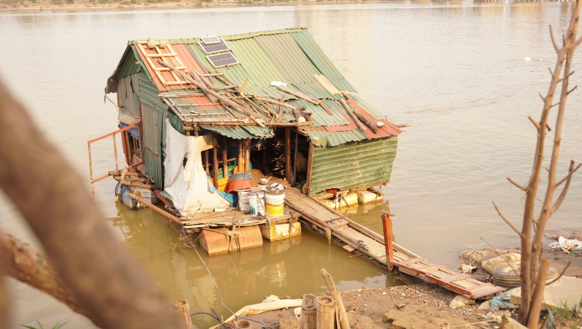 Chiếc bè sát mép sông Hồng, rộng vỏn vẹn 15m² là “ngôi nhà” chứng kiến tình yêu hơn nửa thập kỷ của ông Thành và bà Thủy