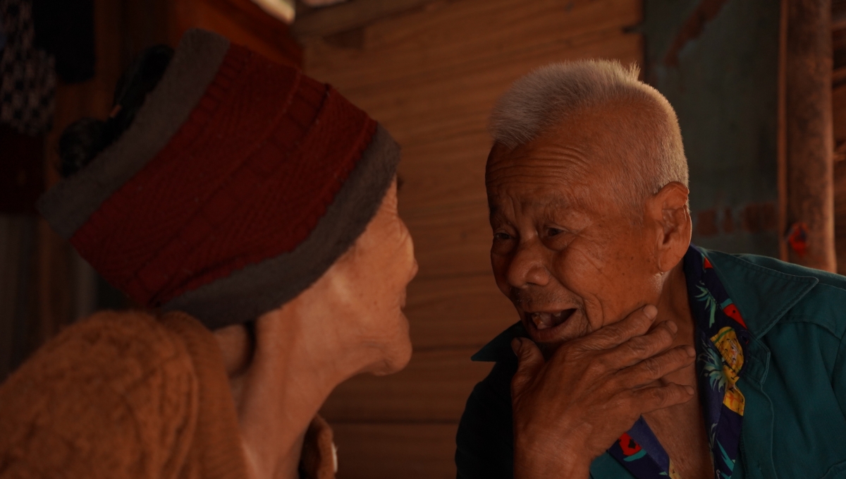 Hai vợ chồng ông Thành - bà Thủy vui vẻ hoài niệm, kể lại khoảnh khắc định mệnh khi gặp nhau