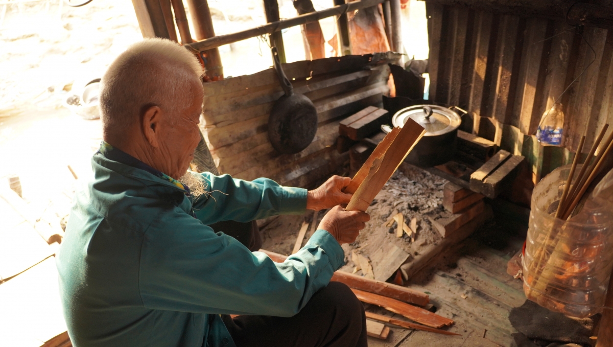 Trước khi đi làm, ông Thành luôn chuẩn bị sẵn cơm nước cho bà Thủy. Bữa ăn của đôi vợ chồng nghèo chỉ giản dị với cơm rau đạm bạc