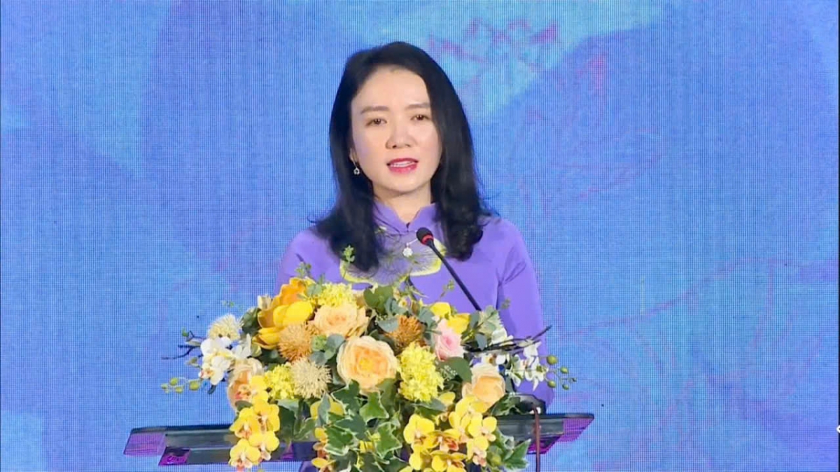 Bà Trần Thị Mỹ Hạnh – Giám đốc Sở Văn Hoá, Thể thao và Du lịch Nghệ An phát biểu khai mạc. buổi lễ tôn vinh các hoạt động snags tạo năm 2025