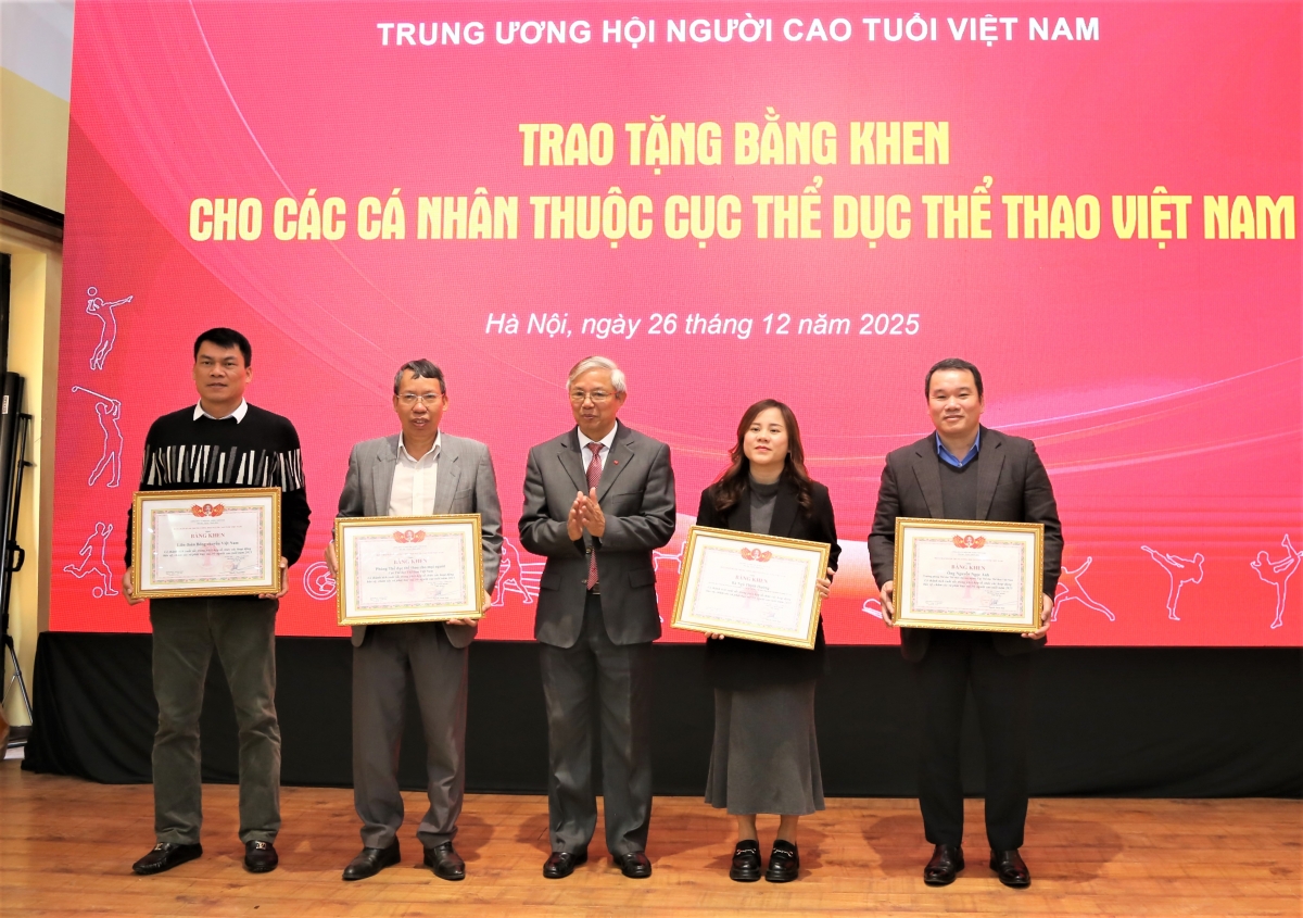 Ông Nguyễn Xuân Lập trao Bằng khen Trung ương Hội cho các tập thể, cá nhân xuất sắc 