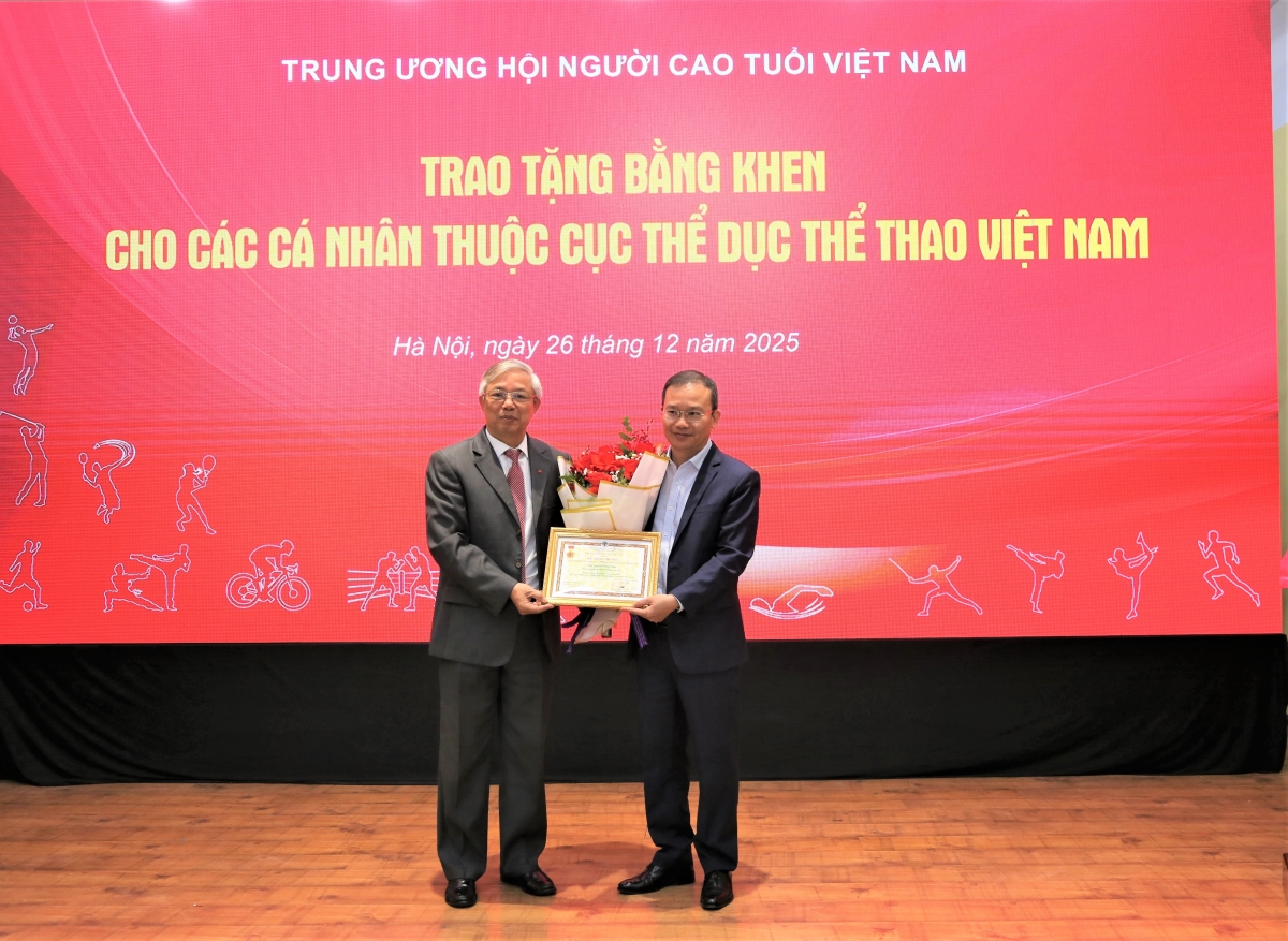 Ông Nguyễn Xuân Lập trao Kỷ niệm chương Vì sự nghiệp bảo vệ, chăm sóc và phát huy vai trò NCT cho cá nhân có nhiều đòng góp