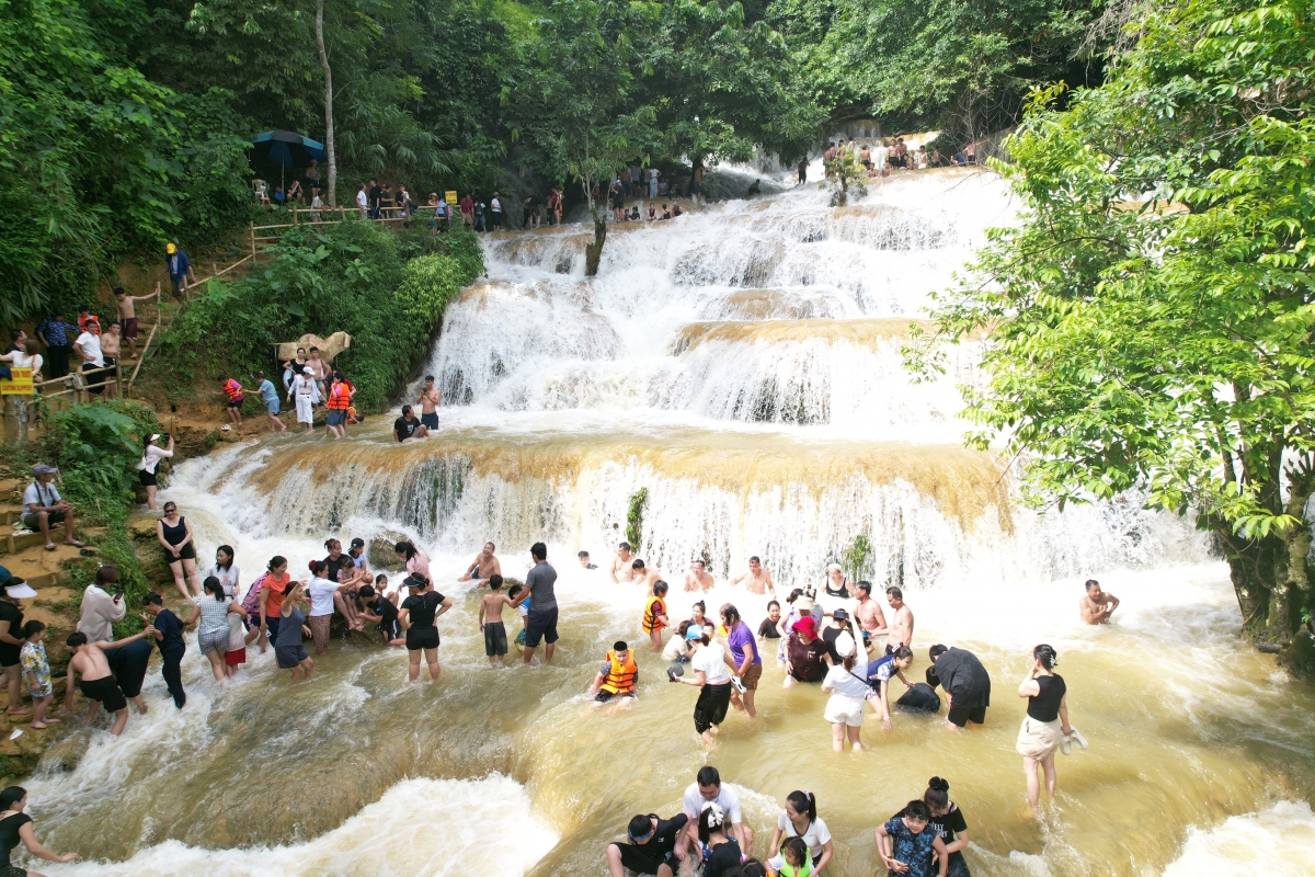 Thác Mây là điểm đến lý tưởng với du khách vào mùa hè