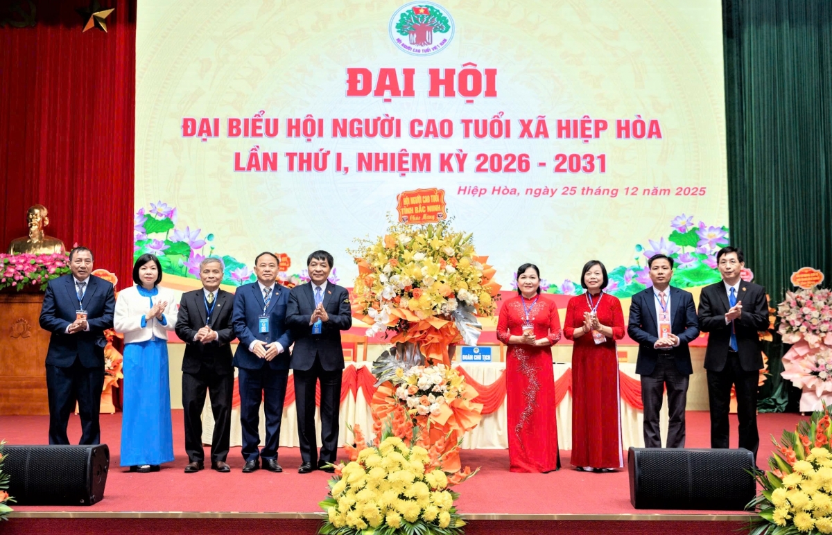 Lãnh đạo Hội NCT tỉnh Bắc Ninh tặng hoa chúc mừng Đại hội Hội NCT xã Hiệp Hòa