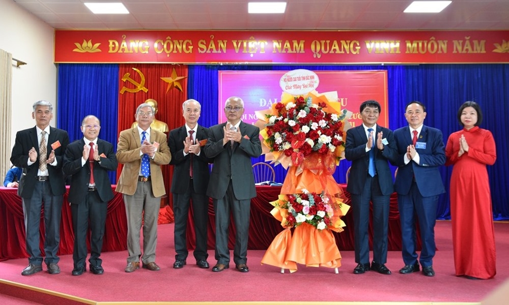 Lãnh đạo Hội NCT tỉnh Bắc Ninh tặng hoa chúc mừng Hội NCT phường Võ Cường