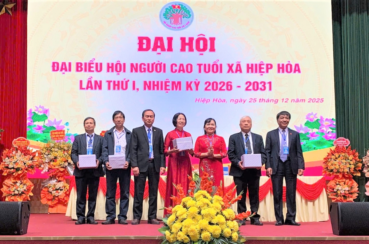 Tặng quà tri ân cán bộ Hội không tham gia Ban Chấp hành khóa mới