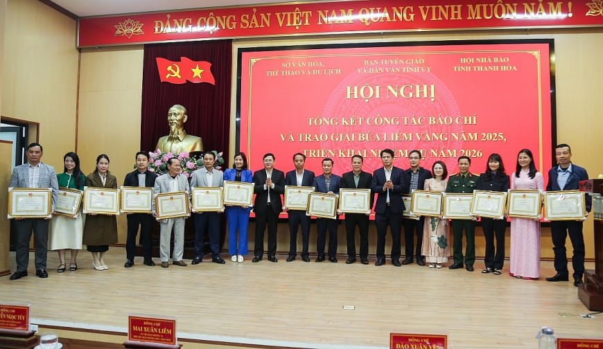 Phóng viên Tạp chí Người cao tuổi nhận Bằng khen của Chủ tịch UBND tỉnh Thanh Hóa