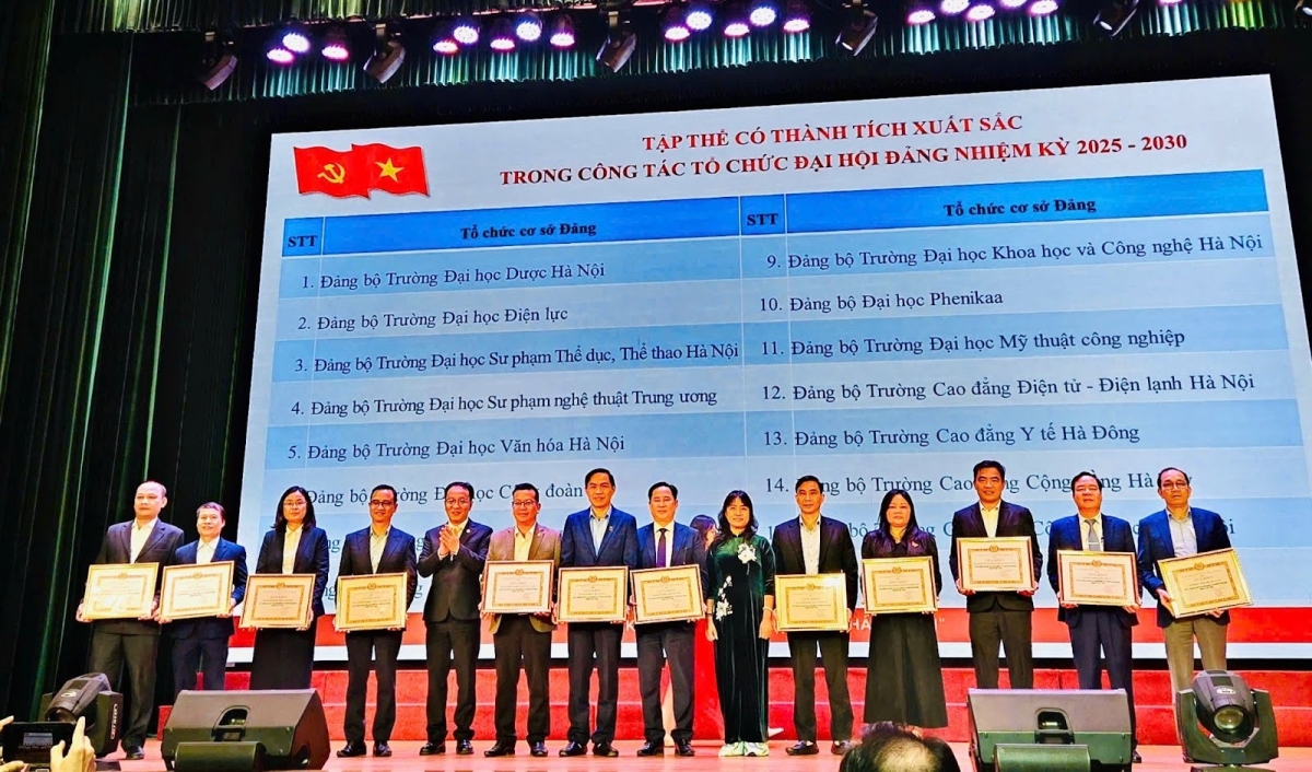 Đại diện Đảng bộ Trường Đại học Công đoàn nhận khen thưởng tập thể có thành tích xuất sắc