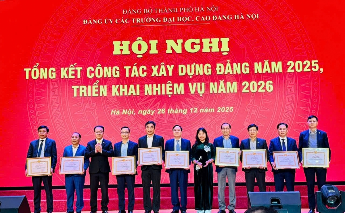 PGS.TS Lê Mạnh Hùng Bí thư, Hiệu trưởng Trường Đại học Công đoàn nhận khen thưởng cá nhân (thứ 2 từ phải sang)