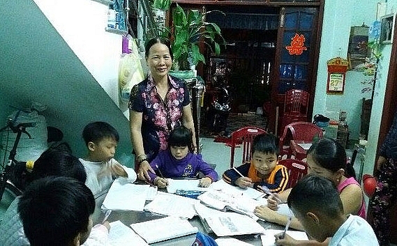 Lớp học tại nhà giản dị của bà giáo già.