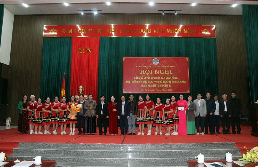 Lãnh đạo Hội NCT tỉnh, phường Hàm Rồng tặng hoa chúc mừng đội văn nghệ tham gia hội nghị.