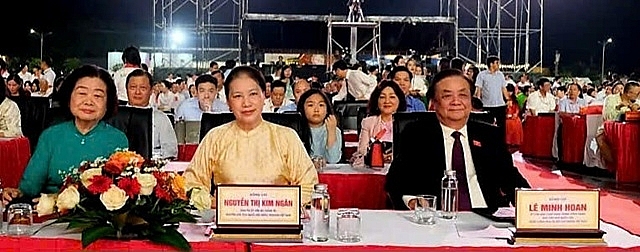 Các đại biểu tham dự lễ khai mạc.