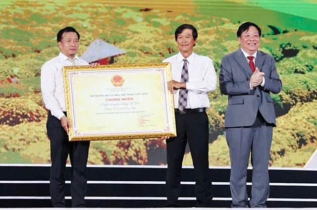 Ông Phạm Thành Ngại, thừa ủy quyền Bộ Văn hóa, Thể thao và Du lịch, trao Giấy chứng nhận Di sản văn hóa phi vật thể quốc gia Nghề trồng hoa – kiểng Sa Đéc cho lãnh đạo phường Sa Đéc.