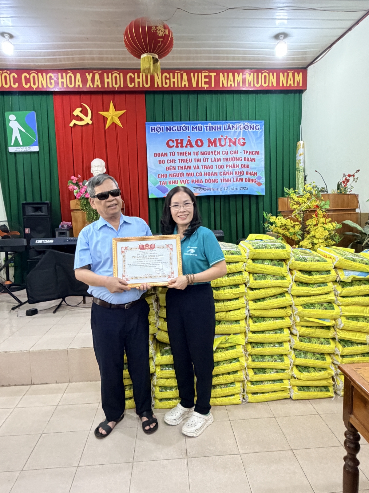 Lâm Đồng: Trao quà cho 100 người mù có hoàn cảnh khó khăn