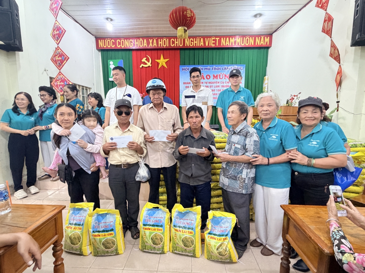 Trao quà cho người mù khó khăn tại Lâm Đồng