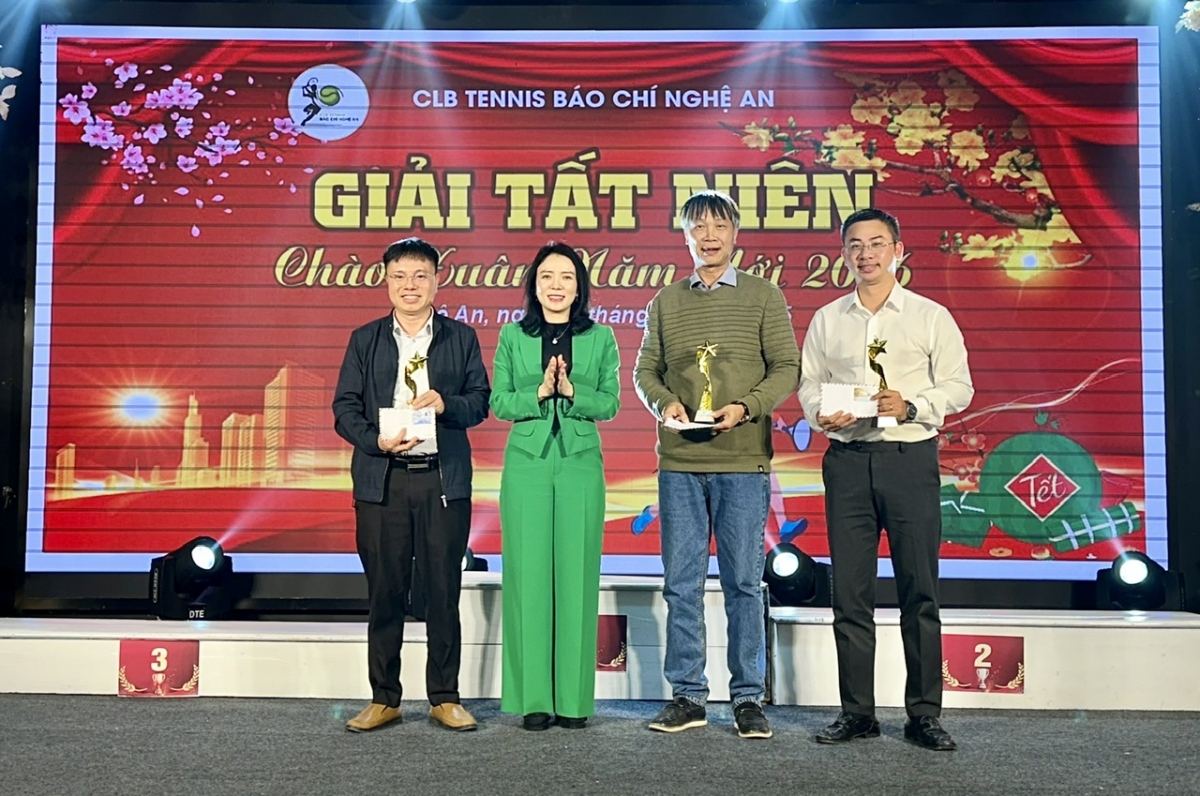 Bà Trần Thị Mỹ Hạnh - Giám đốc Sở Văn hóa - Thể thao và Du lịch Nghệ An trao cup vinh danh các nhà báo thuộc CLB tennis báo chí Nghệ An đã có nhiều thành tích xuất sắc trong công tác thiện nguyện.