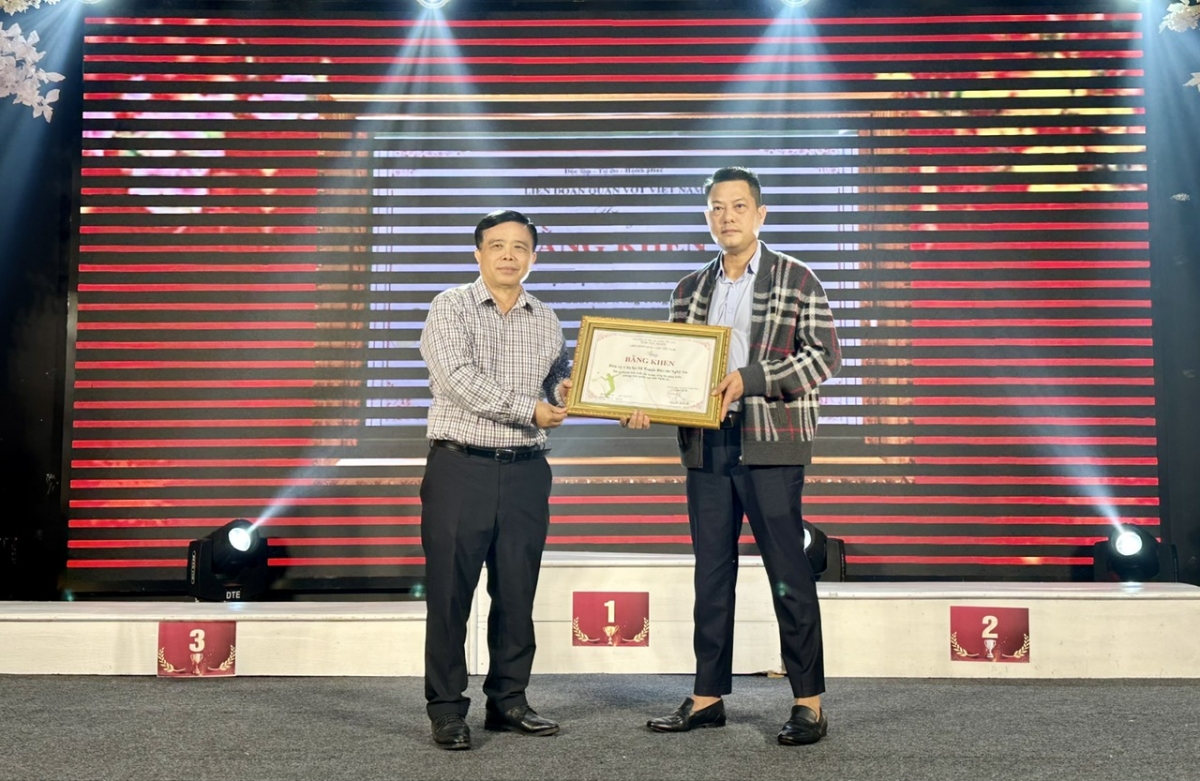 Ông Lê Văn Thành ( bên phải) thay mặt CLB báo chí tennis Nghệ An nhận bằng khen của Liên đoàn quần vợt Việt Nam 