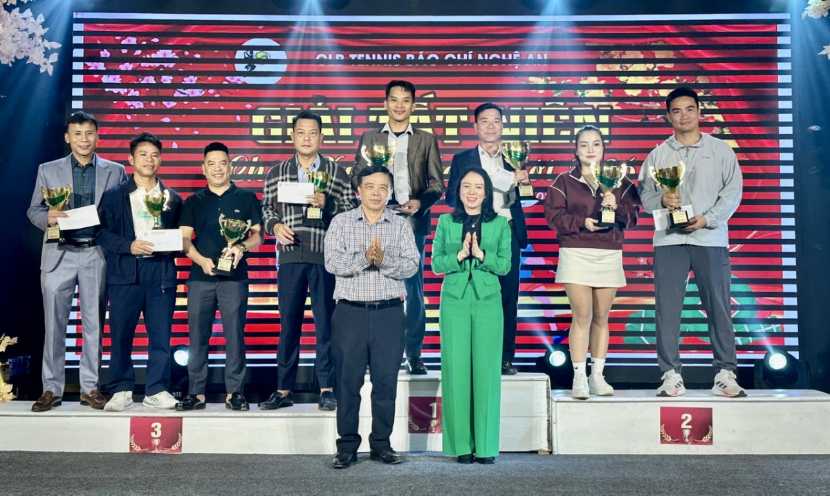 Trao thưởng cho các vận động viên đạt giải do CLB tennis báo chí Nghệ An tổ chức