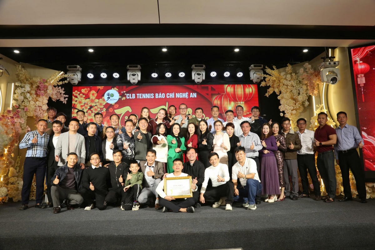 Các thành viên CLB tennis báo chí Nghệ An chụp ảnh lưu niệm