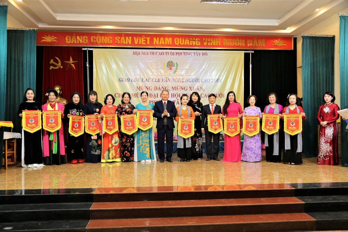 Ban tổ chức tặng Cờ lưu niệm cho các đơn vị tham gia giao lưu