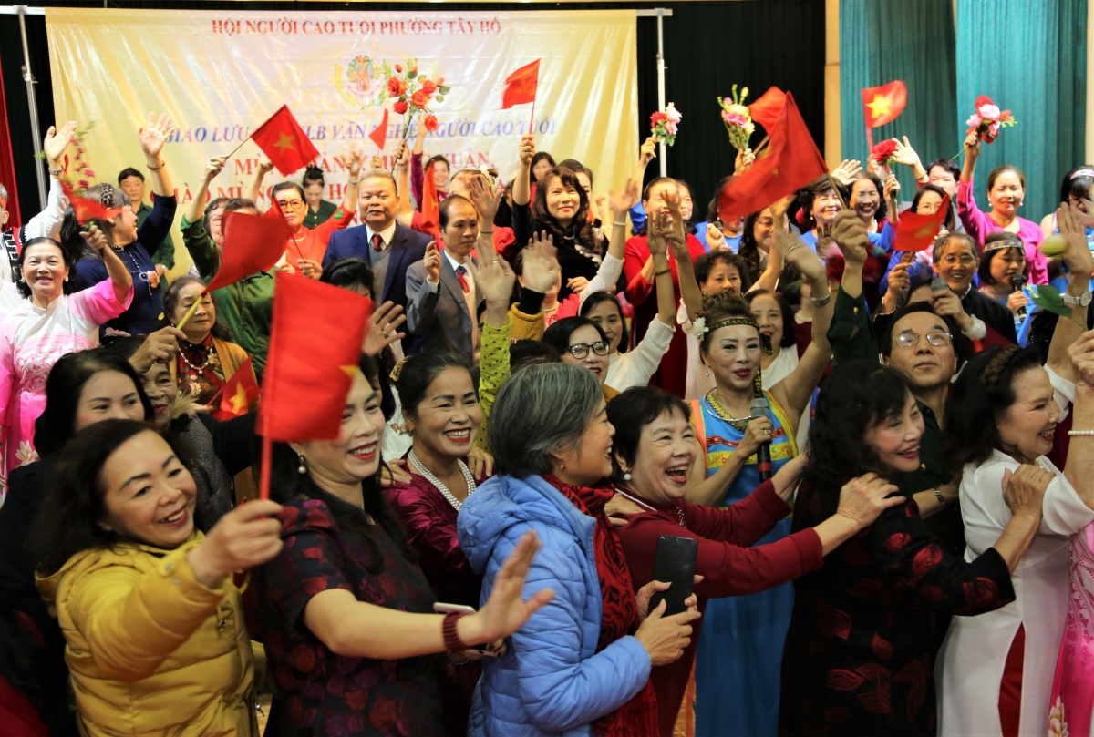 Các đại biểu, diễn viên, hội viên NCT cùng hòa nhịp bài Nối vòng tay lớn trong không khí sôi động, ấm áp nghĩa tình và đoàn kết