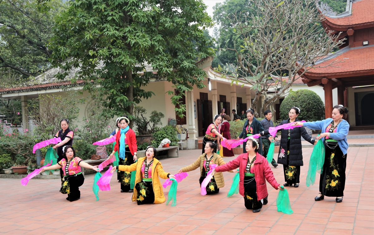 Kiểm tra lại từng động tác trước giờ lên sân khấu