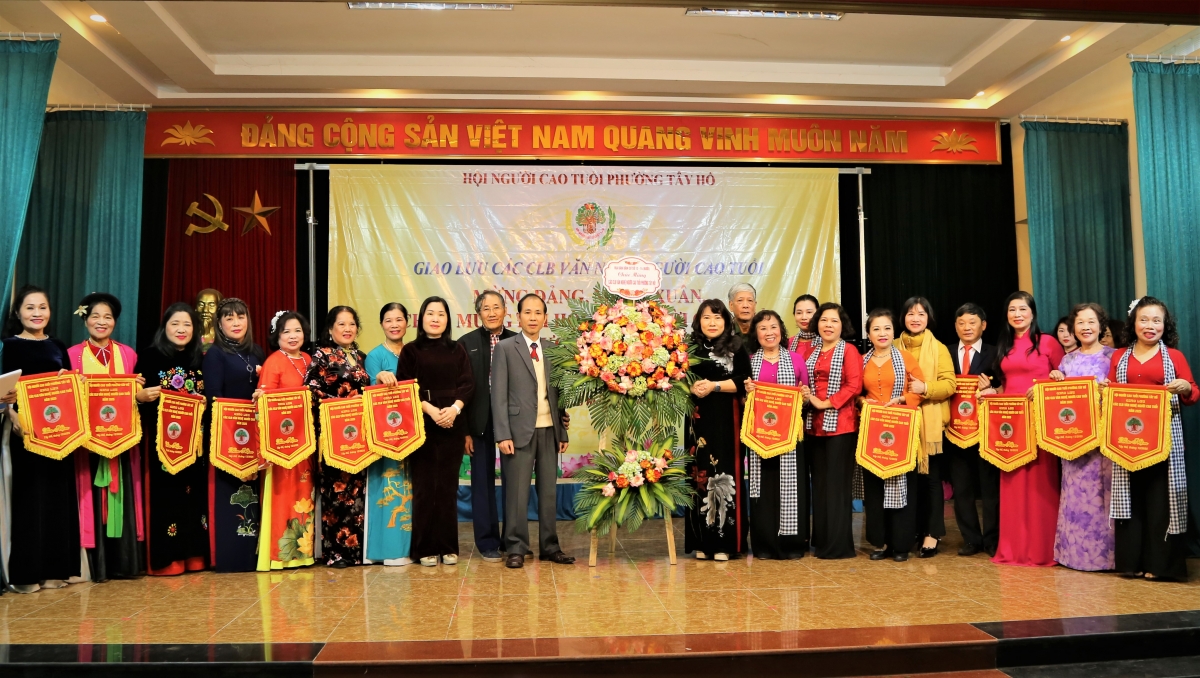 Lãnh đạo cấp ủy, chính quyền, MTTQ các khu dân cư và Ban Quản lý di tích tặng hoa chúc mừng Chương trình