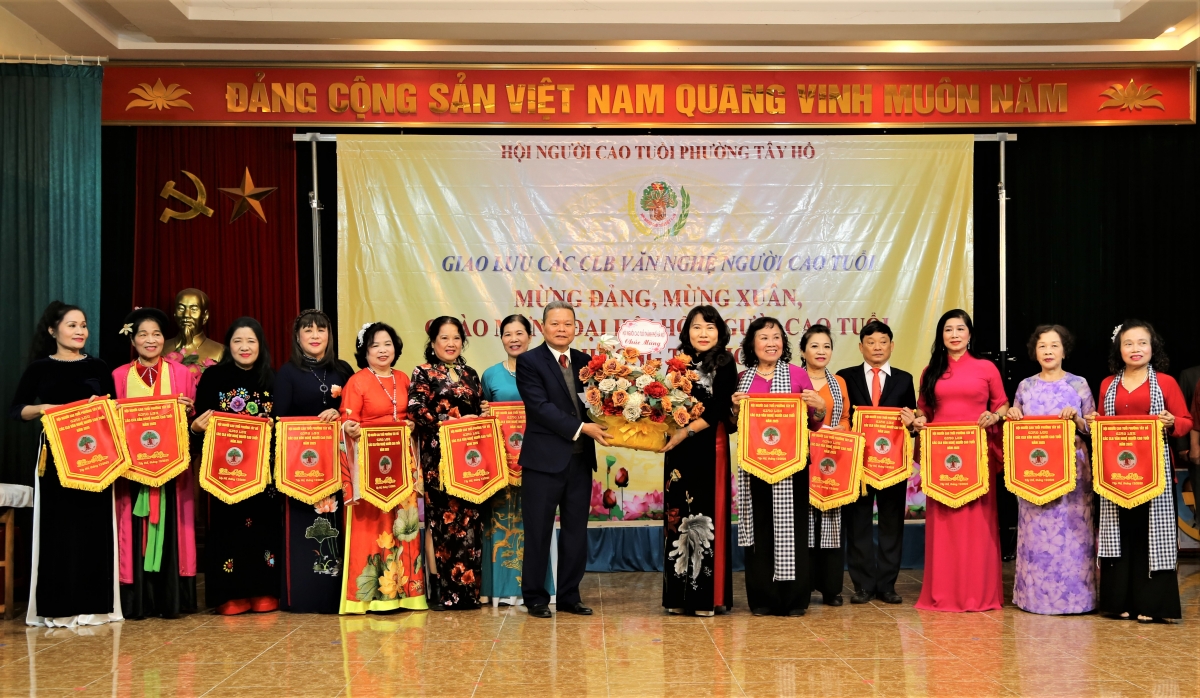 Ông Phạm Huy Giáp tặng hoa chúc mừng Chương trình