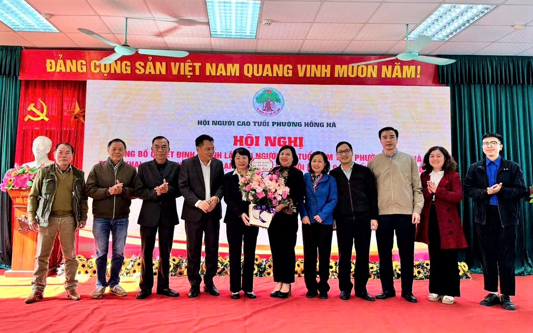 Tặng hoa chúc mừng Hội NCT phường Hồng Hà