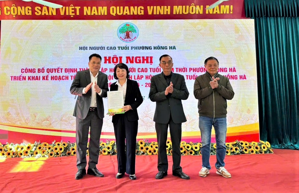 Lãnh đạo phường Hồng Hà trao Quyết định thành lập Hội NCT phường