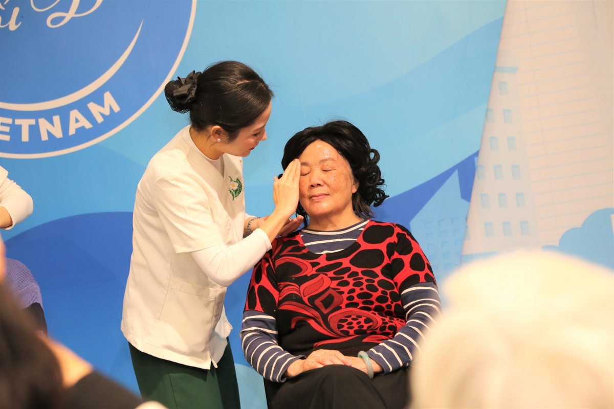 Hướng dẫn kỹ thuật mát xa da mặt...