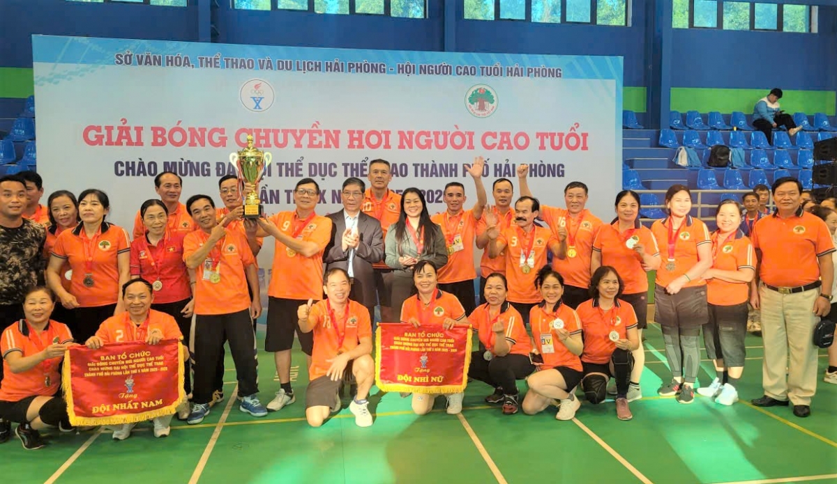 Ban tổ chức trao Cúp và Huy chương cho đơn vị xuất sắc đoạt Giải Nhất