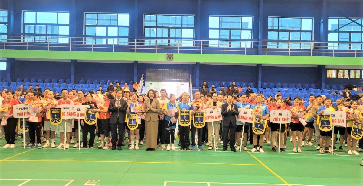 Ban tổ chức trao Cờ lưu niệm cho các Đội tham gia giải