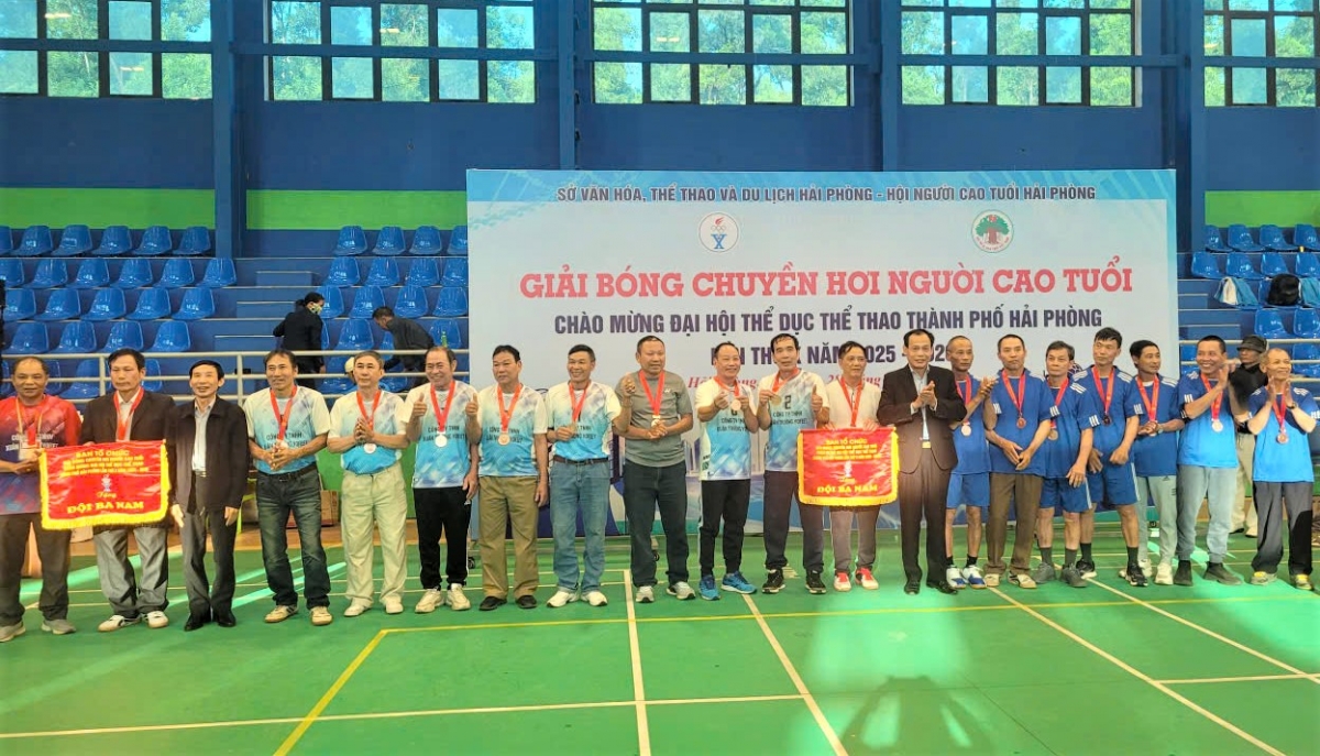 Ban tổ chức trao thưởng cho đội xuất sắc