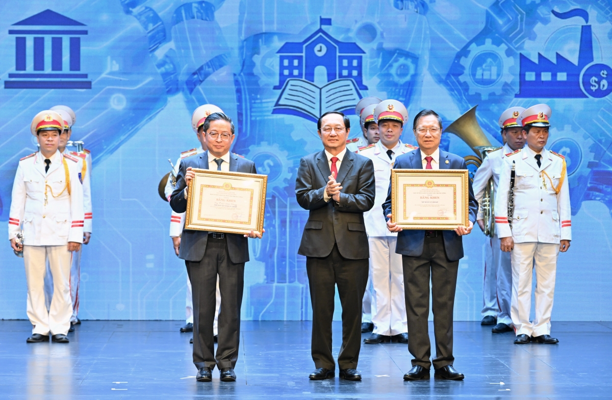 Phó Trưởng ban Tuyên giáo và Dân vận Trung ương Huỳnh Thành Đạt tặng bằng khen của Ban Tuyên giáo và Dân vận Trung ương cho Tập đoàn CT Group và Chủ tịch CT Group Trần Kim Chung