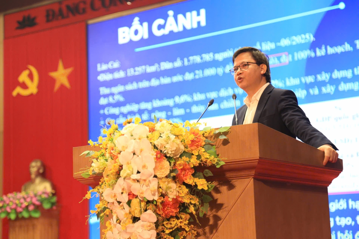 PGS.TS. Vũ Văn Tích, Phó Giám đốc Học viện Chiến lược khoa học công nghệ trình bày tham luận tại hội thảo.