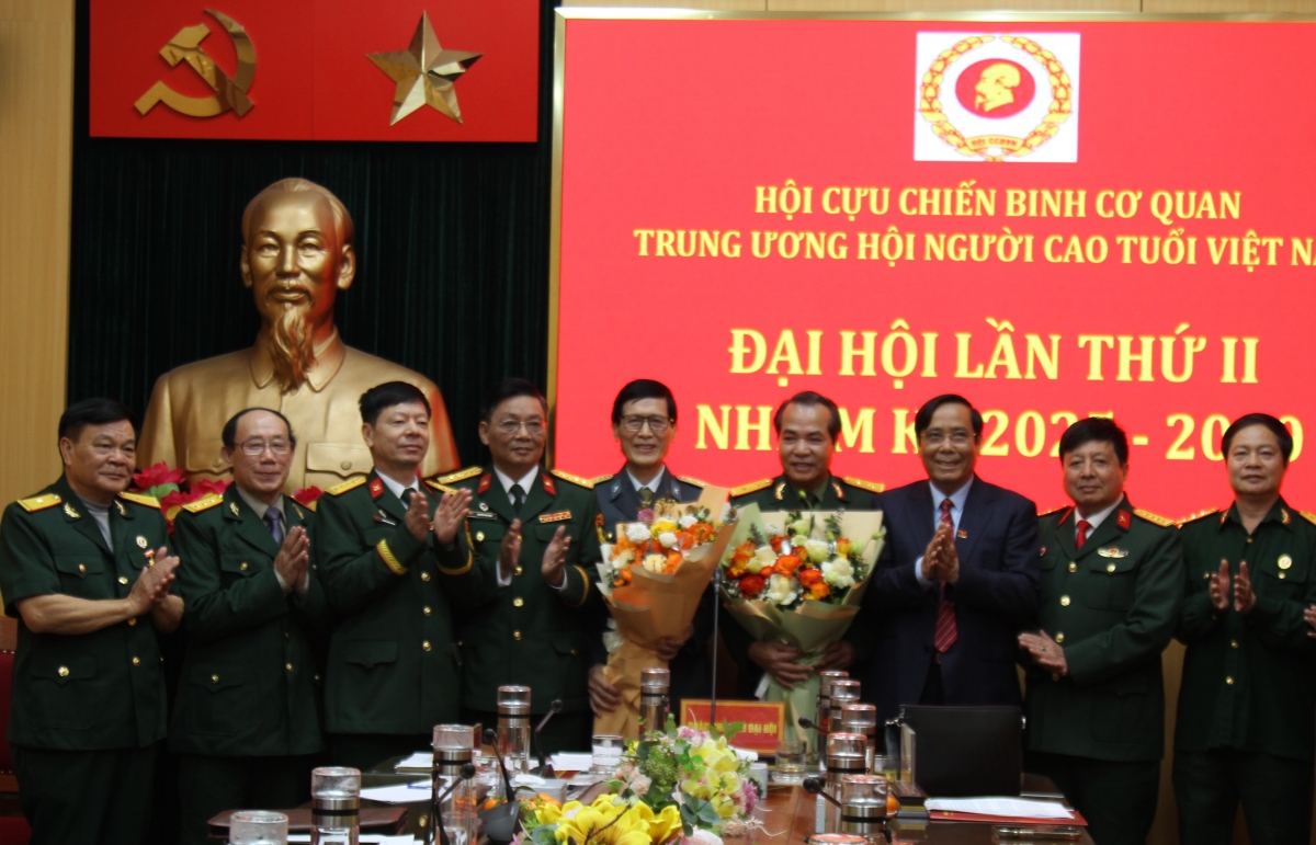 Chủ tịch Nguyễn Thanh Bình tặng hoa chúc mừng Đại hội CCB Cơ quan Trung ương Hội