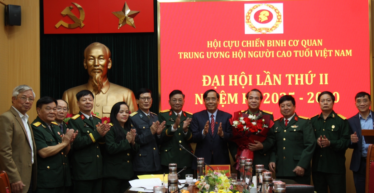 Lãnh đạo Trung ương Hội NCT Việt Nam tặng hoa chúc mừng Đại hội