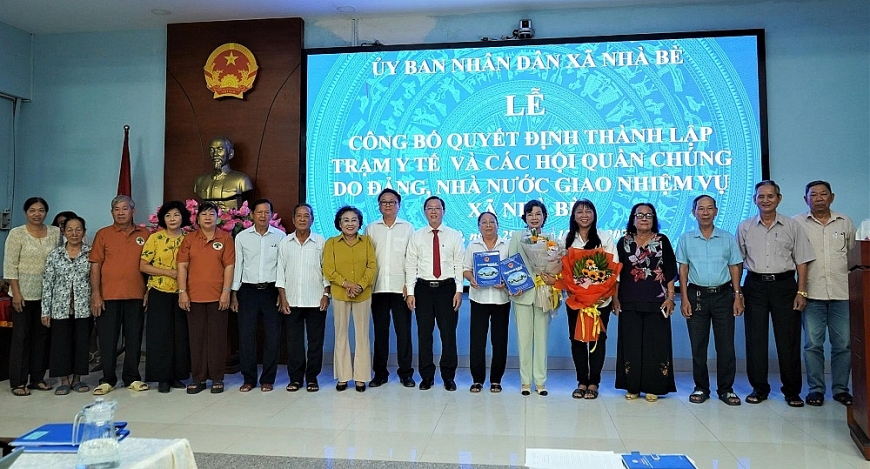 UBND xã Nhà Bè, TP. Hồ Chí Minh trao Quyết định thành lập Hội Người cao tuổi xã