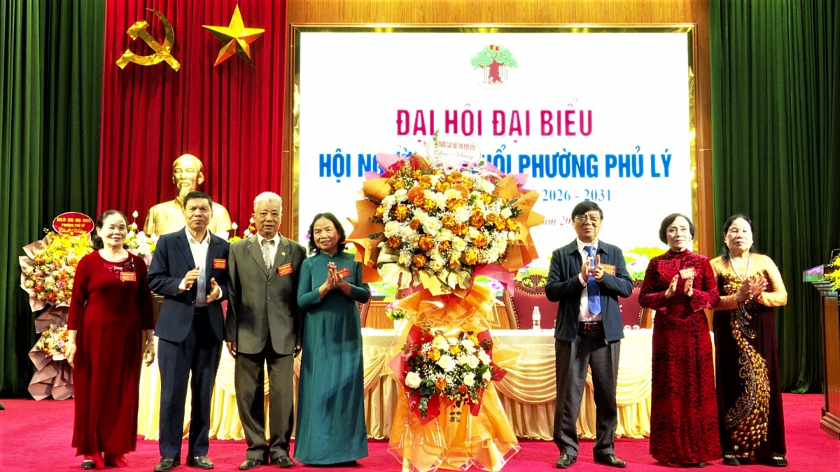 Lãnh đạo Hội NCT tỉnh Ninh Bình tặng hoa chúc mừng Đại hội