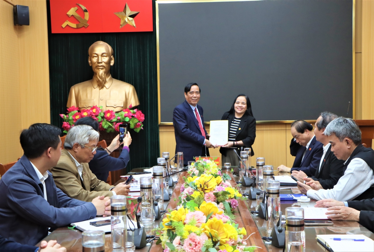 Chủ tịch Nguyễn Thanh Bình trao Quyết định bổ nhiệm bà Hà Thị Minh Tâm