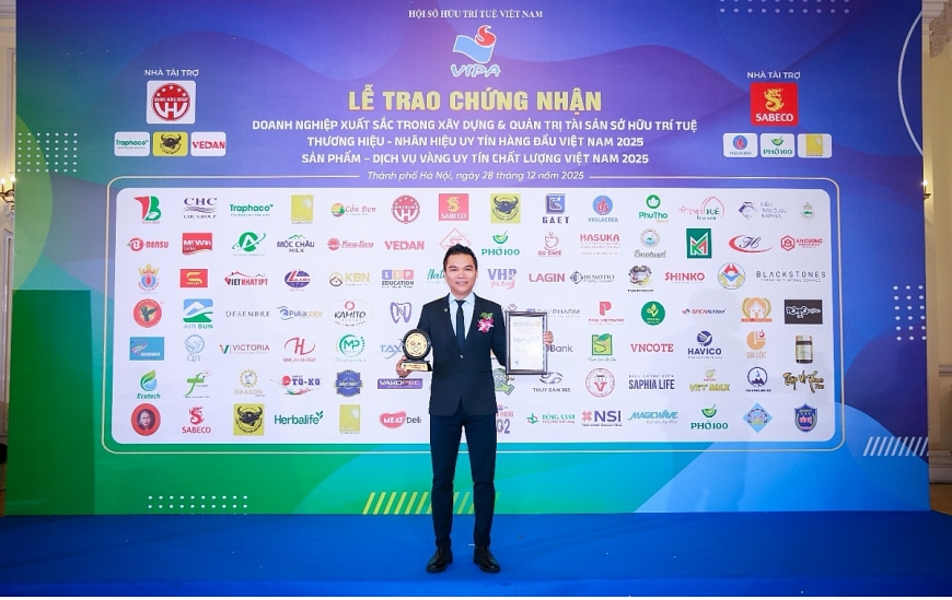 Ông Nguyễn Thành Đạt, Giám đốc truyền thông Herbalife Việt Nam tại lễ trao giải tại Hà Nội vào tháng 12/2025