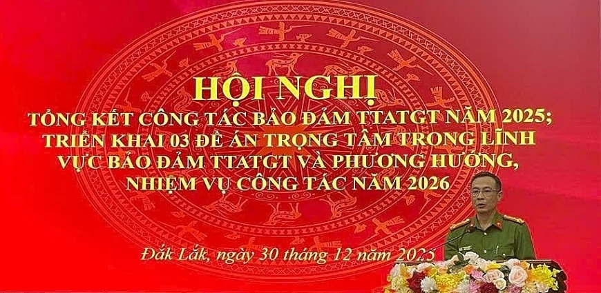  Đồng chí Đại tá Trần Bình Hưng - Phó Giám đốc Công an tỉnh phát biểu chỉ đạo tại Hội nghị
