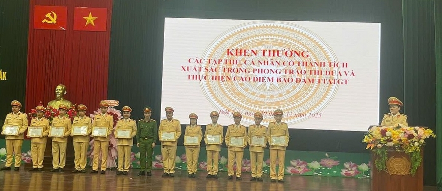  Khen thưởng các cá nhân, tập thể có thành tích xuất sắc trong công tác bảo đảm TTATGT năm 2025.
