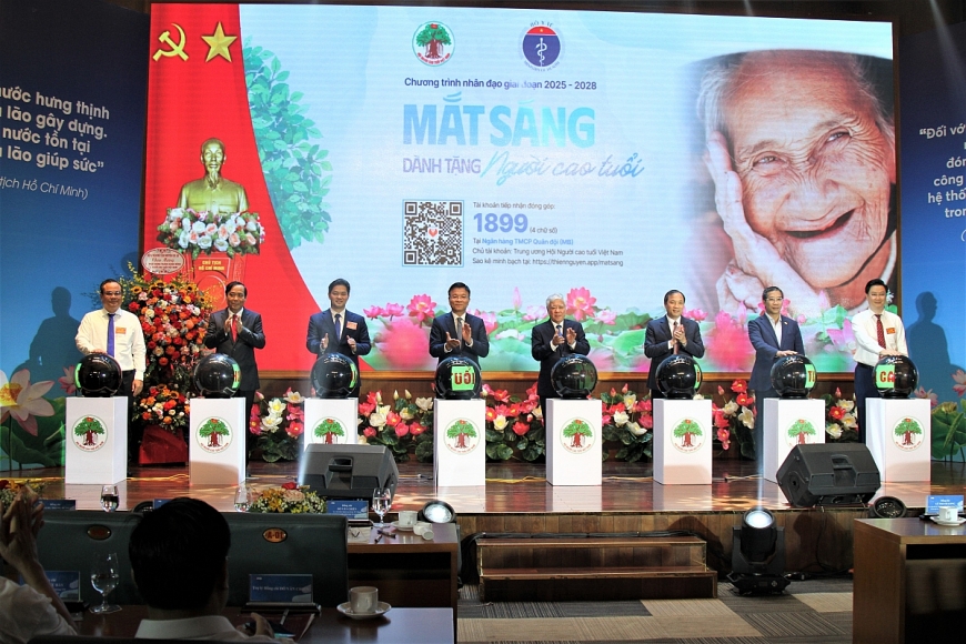 Các đồng chí lãnh đạo Đảng, Nhà nước, Hội NCT khởi động Chương trình Mắt sáng cho NCT tại Lễ phát động “Tháng hành động vì NCT Việt Nam” năm 2025.