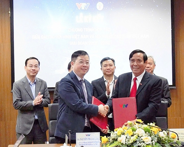 Chủ tịch Nguyễn Thanh Bình và Tổng Giám đốc Đài Truyền hình Việt Nam VTV ký kết chương trình hợp tác.